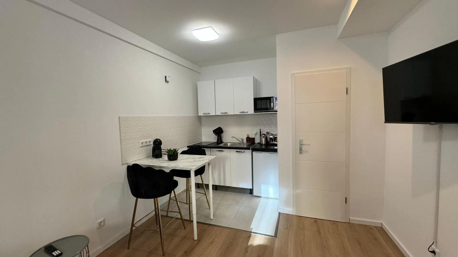 Modern City Apartment, Just 5 Minutes To Downtown Nuremberg 0*,  Germany