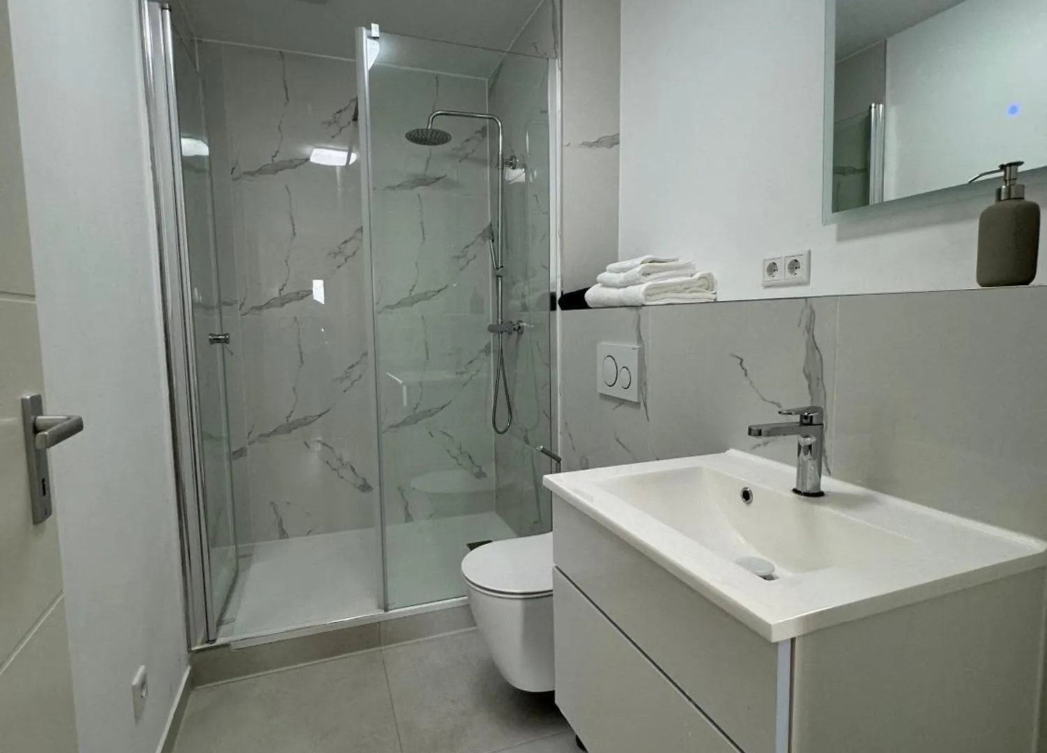 Modern City Apartment, Just 5 Minutes To Downtown Nuremberg Apartment